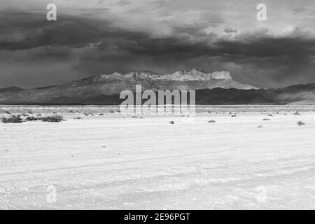 Vista in bianco e nero delle nuvole della tempesta del deserto e delle montagne Guadalupe vicino al confine tra il Texas e il New Mexico nel sud-ovest degli Stati Uniti. Foto Stock