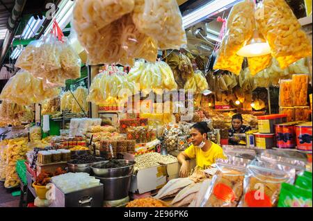 Bangkok – 14 novembre 2020: Esposizione di una varietà di prelibatezze, condimenti e sottaceti disidratati presso un negozio di alimentari cinese a Chinatown. Foto Stock