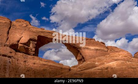 Skyline Arch nel Devil's Garden, uno dei molti archi in arenaria nel Parco Nazionale di Arches vicino a Moab, Utah, Stati Uniti Foto Stock