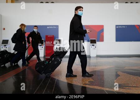 (210203) -- ARLINGTON, 3 febbraio 2021 (Xinhua) -- i viaggiatori che indossano le maschere sono visti all'aeroporto nazionale Ronald Reagan Washington di Arlington, Virginia, gli Stati Uniti, 2 febbraio 2021. All'inizio di martedì, gli americani sono tenuti a indossare maschere facciali mentre viaggiano sui trasporti pubblici nazionali come parte di una strategia nazionale per limitare la diffusione del COVID-19. La regola di indossare la maschera che andrà in vigore alle 11:59 Lunedi (0459 GMT Martedì) fa il rifiuto di indossare una maschera una violazione della legge federale, imposto dalla Transportation Security Administration e altri autori federali, statali e locali Foto Stock