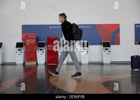 (210203) -- ARLINGTON, 3 febbraio 2021 (Xinhua) -- UN viaggiatore che indossa una maschera facciale è visto all'aeroporto nazionale Ronald Reagan Washington di Arlington, Virginia, gli Stati Uniti, 2 febbraio 2021. All'inizio di martedì, gli americani sono tenuti a indossare maschere facciali mentre viaggiano sui trasporti pubblici nazionali come parte di una strategia nazionale per limitare la diffusione del COVID-19. La regola che indosserà la maschera che andrà in vigore alle 11:59 Lunedi (0459 GMT Martedì) fa il rifiuto di indossare una maschera una violazione della legge federale, imposto dalla Transportation Security Administration e altri autho federale, statale e locale Foto Stock