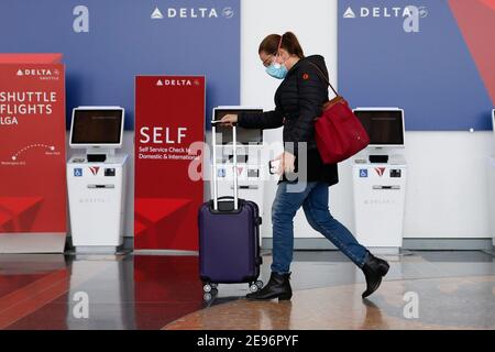 (210203) -- ARLINGTON, 3 febbraio 2021 (Xinhua) -- UN viaggiatore che indossa una maschera facciale è visto all'aeroporto nazionale Ronald Reagan Washington di Arlington, Virginia, gli Stati Uniti, 2 febbraio 2021. All'inizio di martedì, gli americani sono tenuti a indossare maschere facciali mentre viaggiano sui trasporti pubblici nazionali come parte di una strategia nazionale per limitare la diffusione del COVID-19. La regola che indosserà la maschera che andrà in vigore alle 11:59 Lunedi (0459 GMT Martedì) fa il rifiuto di indossare una maschera una violazione della legge federale, imposto dalla Transportation Security Administration e altri autho federale, statale e locale Foto Stock