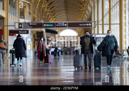 (210203) -- ARLINGTON, 3 febbraio 2021 (Xinhua) -- i viaggiatori che indossano le maschere sono visti all'aeroporto nazionale Ronald Reagan Washington di Arlington, Virginia, gli Stati Uniti, 2 febbraio 2021. All'inizio di martedì, gli americani sono tenuti a indossare maschere facciali mentre viaggiano sui trasporti pubblici nazionali come parte di una strategia nazionale per limitare la diffusione del COVID-19. La regola di indossare la maschera che andrà in vigore alle 11:59 Lunedi (0459 GMT Martedì) fa il rifiuto di indossare una maschera una violazione della legge federale, imposto dalla Transportation Security Administration e altri autori federali, statali e locali Foto Stock