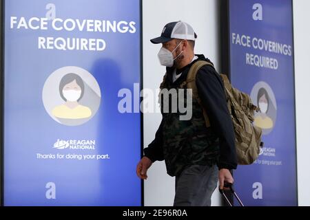 (210203) -- ARLINGTON, 3 febbraio 2021 (Xinhua) -- UN viaggiatore che indossa una maschera facciale è visto all'aeroporto nazionale Ronald Reagan Washington di Arlington, Virginia, gli Stati Uniti, 2 febbraio 2021. All'inizio di martedì, gli americani sono tenuti a indossare maschere facciali mentre viaggiano sui trasporti pubblici nazionali come parte di una strategia nazionale per limitare la diffusione del COVID-19. La regola che indosserà la maschera che andrà in vigore alle 11:59 Lunedi (0459 GMT Martedì) fa il rifiuto di indossare una maschera una violazione della legge federale, imposto dalla Transportation Security Administration e altri autho federale, statale e locale Foto Stock