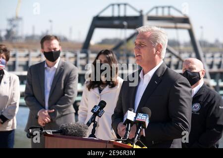 Houston, TX USA 2 febbraio 2021: Il leader della minoranza della Camera degli Stati Uniti Kevin McCarthy guida un gruppo di repubblicani del Congresso criticando la cancellazione del Presidente Joe Biden del progetto Keystone XL Pipeline e di altre nuove politiche energetiche che dicono stanno danneggiando l'economia del Texas. Il gruppo ha visitato una struttura di carico midstream sul canale navale di Houston. Credit: Bob Daemmrich/Alamy Live News Foto Stock