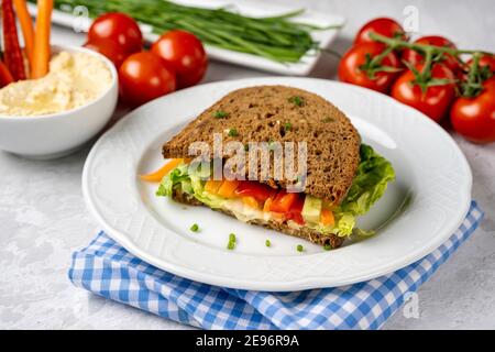 Panino vegano con hummus e verdure Foto Stock