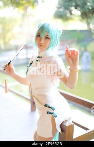 Giappone anime cosplay ritratto di una ragazza con abito cinese costume in giardino cinese Foto Stock