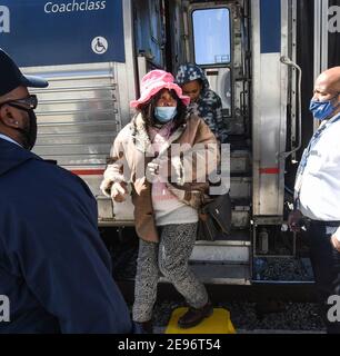 Orlando, Stati Uniti. 02 febbraio 2021. Una donna che indossa una maschera facciale esce da un treno presso la stazione Amtrak di Orlando il primo giorno in cui la Transportation Security Administration (TSA) ha iniziato a richiedere ai viaggiatori di indossare maschere facciali negli aeroporti, nelle stazioni degli autobus e dei treni, nonché durante il viaggio su aerei passeggeri, trasporti pubblici, ferrovie passeggeri, e autobus. Questo requisito attua l'Ordine Esecutivo del Presidente Biden sulla promozione della sicurezza COVID-19 nei viaggi nazionali e internazionali e rimarrà in vigore fino al 11 maggio 2021. Credit: SOPA Images Limited/Alamy Live News Foto Stock