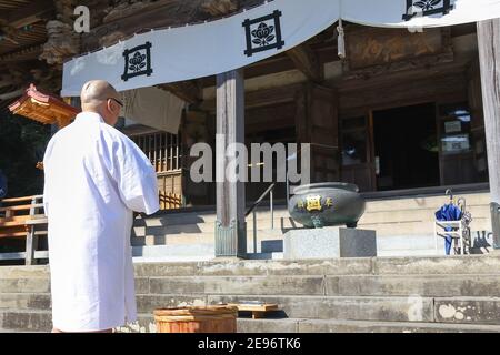 Kanagawa, Tokyo, Giappone. 2 Feb 2021. 2 febbraio 2021, l'ultimo Setsubun si è tenuto il 2 febbraio in Giappone 124 anni fa. Al Tempio Ryuko-ji nella città di Fujisawa, nella prefettura di Kanagawa, la semina di fagioli del partito di Setsubun è stata annullata per prevenire l'infezione con il nuovo coronavirus, ma la linea d'acqua del monaco è stata mostrata. Credit: Kazuki Oishi/ZUMA Wire/Alamy Live News Foto Stock