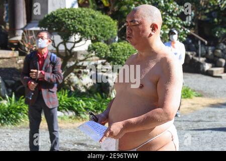 Kanagawa, Tokyo, Giappone. 2 Feb 2021. 2 febbraio 2021, l'ultimo Setsubun si è tenuto il 2 febbraio in Giappone 124 anni fa. Al Tempio Ryuko-ji nella città di Fujisawa, nella prefettura di Kanagawa, la semina di fagioli del partito di Setsubun è stata annullata per prevenire l'infezione con il nuovo coronavirus, ma la linea d'acqua del monaco è stata mostrata. Credit: Kazuki Oishi/ZUMA Wire/Alamy Live News Foto Stock