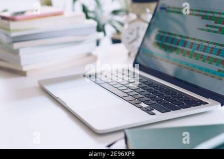 Spazio di lavoro su un ambiente di lavoro pulito a casa con computer portatile, notebook pianificatore e calcolatrice. Concetto di ufficio finanziario aziendale. Foto Stock