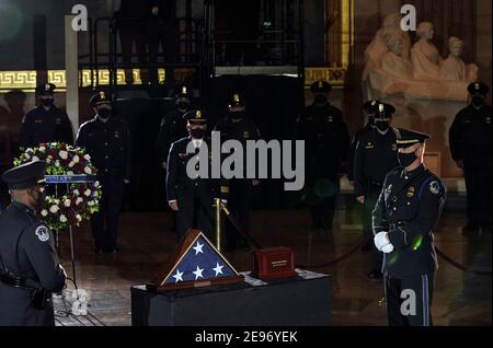 Washington, DC, Stati Uniti. 2 Feb 2021. Gli ufficiali di polizia del Campidoglio degli Stati Uniti stanno sulla guardia vicino ai resti del collega ufficiale Brian D. Sicknick, 42, dopo che la sua urna è stata posta per sdraiarsi in onore nella rotonda del Campidoglio il martedì sera, 2 febbraio 2021. L'ufficiale Sicknick stava rispondendo alla rivolta al Campidoglio degli Stati Uniti mercoledì 6 gennaio 2021, quando fu ferito fatalmente mentre si impegnava fisicamente con la folla. I membri del Congresso renderanno omaggio all'ufficiale mercoledì mattina prima della sua sepoltura al Cimitero Nazionale di Arlington. Credit: Salwan Georges/Pool Via CNP/Media Punch/Alamy Live News Foto Stock