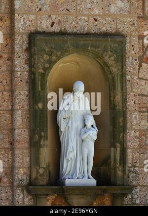 Sculture e pareti presso il sito del Monastero di Montserrat vicino Barcellona Foto Stock