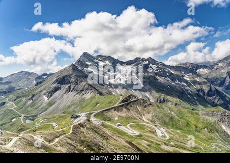 Vista sulle montagne della serpentina alta strada alpina vista da Edelweissspitze a Grossglockner Austria Foto Stock