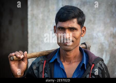 TIKAMGARH, MADHYA PRADESH, INDIA - 23 GENNAIO 2021: Primo piano ritratto di un uomo indiano. Foto Stock