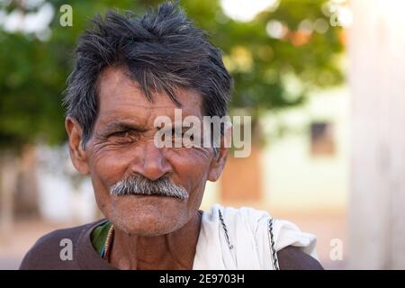 TIKAMGARH, MADHYA PRADESH, INDIA - 23 GENNAIO 2021: Ritratto del vecchio indiano. Foto Stock