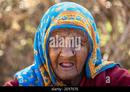 TIKAMGARH, MADHYA PRADESH, INDIA - 23 GENNAIO 2021: Una donna anziana in un villaggio indiano. Foto Stock