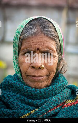 TIKAMGARH, MADHYA PRADESH, INDIA - 23 GENNAIO 2021: Una donna anziana in un villaggio indiano. Foto Stock