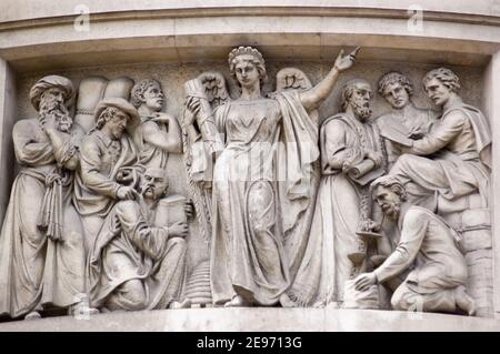 Commercio circondato da commercianti. Parete esterna di Gibson Hall nella città di Londra. Scolpito da John Hancock (1864 - 75) per l'ormai defunto National Prov Foto Stock