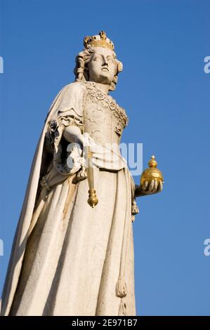 Statua della Regina Anna (1665 - 1714) scolpita nel 1712 da Francis Bird. In esposizione pubblica di fronte alla Cattedrale di St Paul nella Città di Londra. Foto Stock