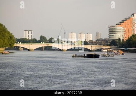 Vista dalla riva sud del Tamigi di Putney Bridge, Londra ovest. Foto Stock