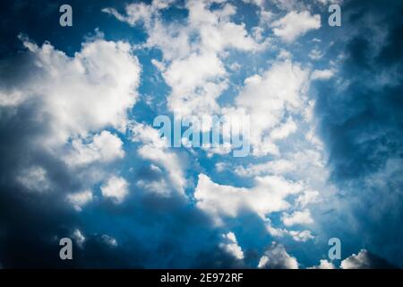 Vista dal basso. Pioverà presto. Foto Stock