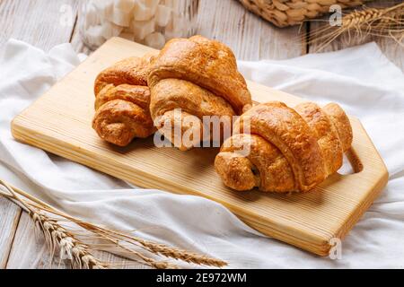 Tre croissant francesi sulla tavola di legno Foto Stock