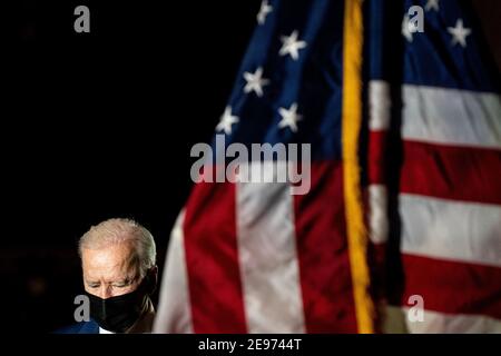 Washington, Stati Uniti. 02 febbraio 2021. Il presidente Joe Biden rende omaggio al defunto ufficiale della polizia del Campidoglio Brian Sicknick, che si trova in onore nella rotonda del Campidoglio a Washington, DC, USA il 2 febbraio 2021. L'ufficiale Sicknick morì il 7 gennaio dopo aver inginocchiato con i riotatori il 6 gennaio, proteggendo il Campidoglio. Foto di Erin Schaff/Pool/ABACAPRESS.COM Credit: Abaca Press/Alamy Live News Foto Stock