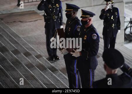 Washington, Stati Uniti. 02 febbraio 2021. Una guardia d'onore porta un'urna con i resti cremati dell'ufficiale della polizia del Campidoglio degli Stati Uniti Brian Sicknick e ha piegato la bandiera sui gradini del Campidoglio degli Stati Uniti per giacere in onore nella Rotunda, martedì 2 febbraio 2021, a Washington, DC, USA. Foto di Alex Brandon/Pool/ABACAPRESS.COM Credit: Abaca Press/Alamy Live News Foto Stock