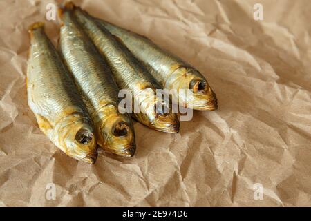 Pesce di aringhe baltiche affumicato su carta artigianale. Foto Stock