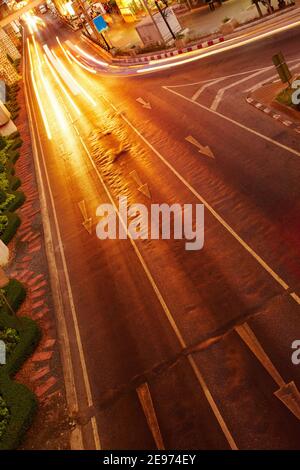 Traffico notturno in città, luci dell'auto in movimento sfocate Foto Stock