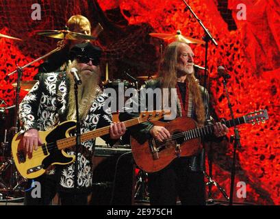 ZZ Top e Willie Nelson si esibiscono durante il "Willie Nelson & Friends Live and Kickin" al Beacon Theatre di New York il 9 aprile 2003. Credit: David Atlas//MediaPunch Foto Stock