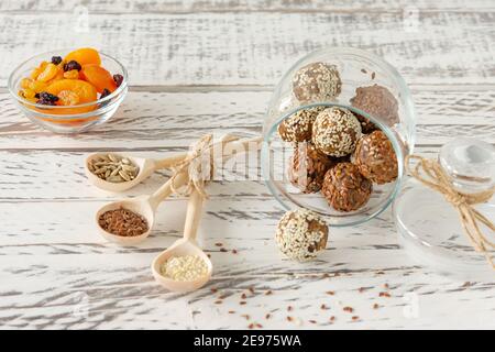 Palline di farina d'avena. Non cuocete i morsi di energia nel vaso di vetro Foto Stock