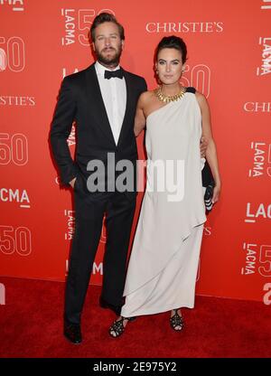 Los Angeles, Stati Uniti. 18 Apr 2015. Armie Hammer e la moglie Elizabeth Chambers 046 Credit: Tsuni/USA/Alamy Live News Foto Stock