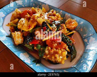 Chad Cha Talay. Mescolare il pesce fritto con erbe speziate. Cibo tailandese. Foto Stock