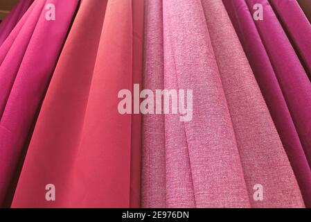 Tessuti in sfumature di colore magenta e viola Foto Stock
