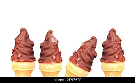 Fila di rivestimenti al cioccolato Coni gelateria Soft serve isolati Su sfondo bianco Foto Stock