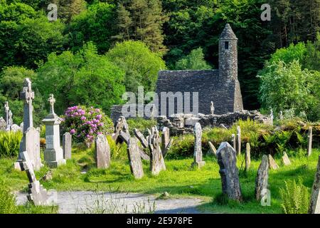 Glendalough è un villaggio con un monastero nella contea di Wicklow, Irlanda. Il monastero fu fondata nel VI secolo da San Kevin, eremita e sacerdote, Foto Stock