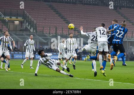 Arturo Vidal del FC Internazionale Milano e Alex Sandro del Juventus FC durante la Coppa Italia semifinale, 1° / LM Foto Stock