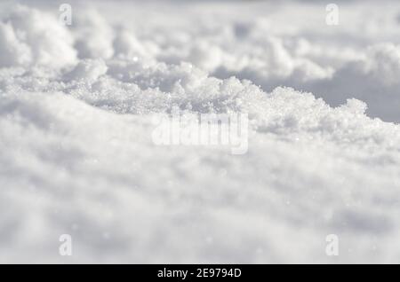 Astratto terreno nevoso. Paesaggio invernale con colline coperte di neve. Neve fresca scenario coperto. Dune di neve nel paesaggio invernale. Nuova nevicata. Foto Stock