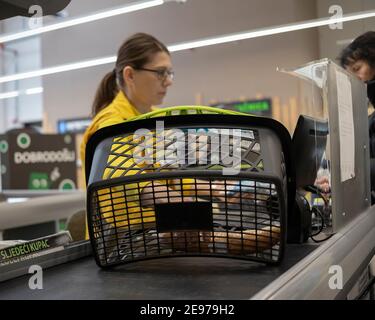 Bosanski Šamac, Bosnia-Erzegovina, 21 febbraio 2020: Cassiere donna al suo posto di lavoro in un supermercato Foto Stock