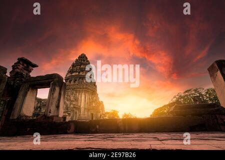 Fuoco selettivo sul Parco storico di Phimai con cielo di tramonto. Punto di riferimento di Nakhon Ratchasima, Thailandia. Destinazioni di viaggio. Il sito storico è antico. Foto Stock