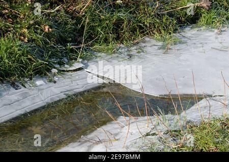 La trincea è congelata e coperta di ghiaccio. È inverno e ghiaccio grave. Foto Stock