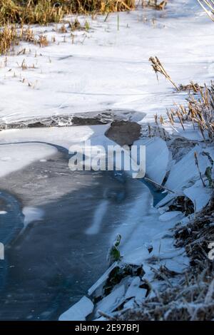 La trincea è congelata e coperta di ghiaccio. È inverno e ghiaccio grave. Foto Stock