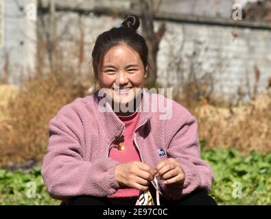 (210203) -- LIANGSHAN, 3 febbraio 2021 (Xinhua) -- Bamu Yubumu è intervistato da Xinhua nel villaggio di Taoyuan, nella contea di Yuexi, nella prefettura autonoma di Liangshan Yi, nella provincia sudoccidentale del Sichuan, 22 gennaio 2021. Una giovane madre si è arduamente appoggiata in avanti per bilanciare il peso di un bagaglio oversize sulla schiena e di un piccolo bambino nel braccio, mentre ha combattuto i suoi passi avanti. Questa era l'immagine che il reporter di Xinhua Zhou KE catturò vicino alla stazione ferroviaria di Nanchang, nella provincia di Jiangxi, nella Cina orientale, il 30 gennaio 2010. La foto dal titolo 'il bambino, la mamma ti porta a casa' ha toccato i cuori di milioni quando è Foto Stock