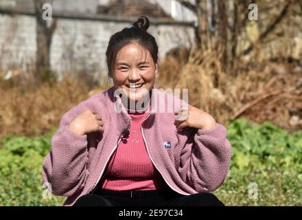 (210203) -- LIANGSHAN, 3 febbraio 2021 (Xinhua) -- Bamu Yubumu è intervistato da Xinhua nel villaggio di Taoyuan, nella contea di Yuexi, nella prefettura autonoma di Liangshan Yi, nella provincia sudoccidentale del Sichuan, 22 gennaio 2021. Una giovane madre si è arduamente appoggiata in avanti per bilanciare il peso di un bagaglio oversize sulla schiena e di un piccolo bambino nel braccio, mentre ha combattuto i suoi passi avanti. Questa era l'immagine che il reporter di Xinhua Zhou KE catturò vicino alla stazione ferroviaria di Nanchang, nella provincia di Jiangxi, nella Cina orientale, il 30 gennaio 2010. La foto dal titolo 'il bambino, la mamma ti porta a casa' ha toccato i cuori di milioni quando è Foto Stock