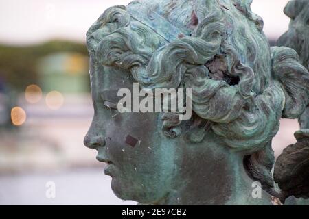 statua di una persona in un giardino Foto Stock