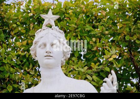 statua di una persona in un giardino Foto Stock