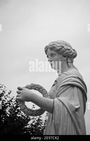 statua di una persona in un giardino Foto Stock