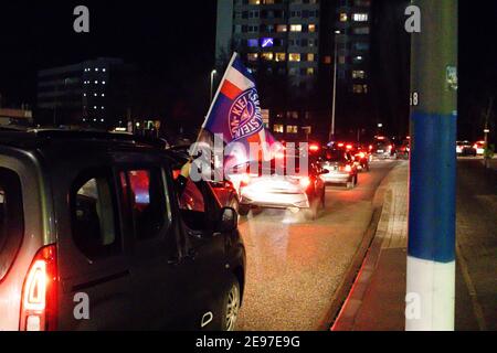 Kiel, Germania. 2 febbraio 2021. Fan di 2. Il team di Bundesliga Holstein Kiel festeggia fuori dallo stadio dopo aver raggiunto le quarti di finale della DFB-Cup. Frank Molter/Alamy Notizie dal vivo Foto Stock